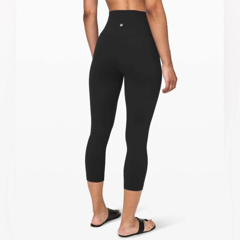 4096 -Lululemon Align Crop *21"
Black - Picture 2 of 7